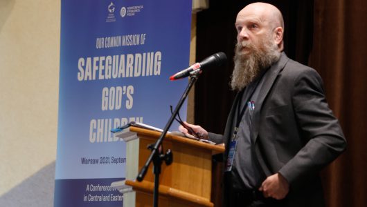 Rev.do Grzegorz Strzelczyk: Diffidenza. Note sulla dimensione teologica delle conse-guenze degli abusi sessuali sui minori